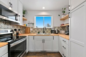 Een koelkast, een microgolfoven, een oven, een kookplaat