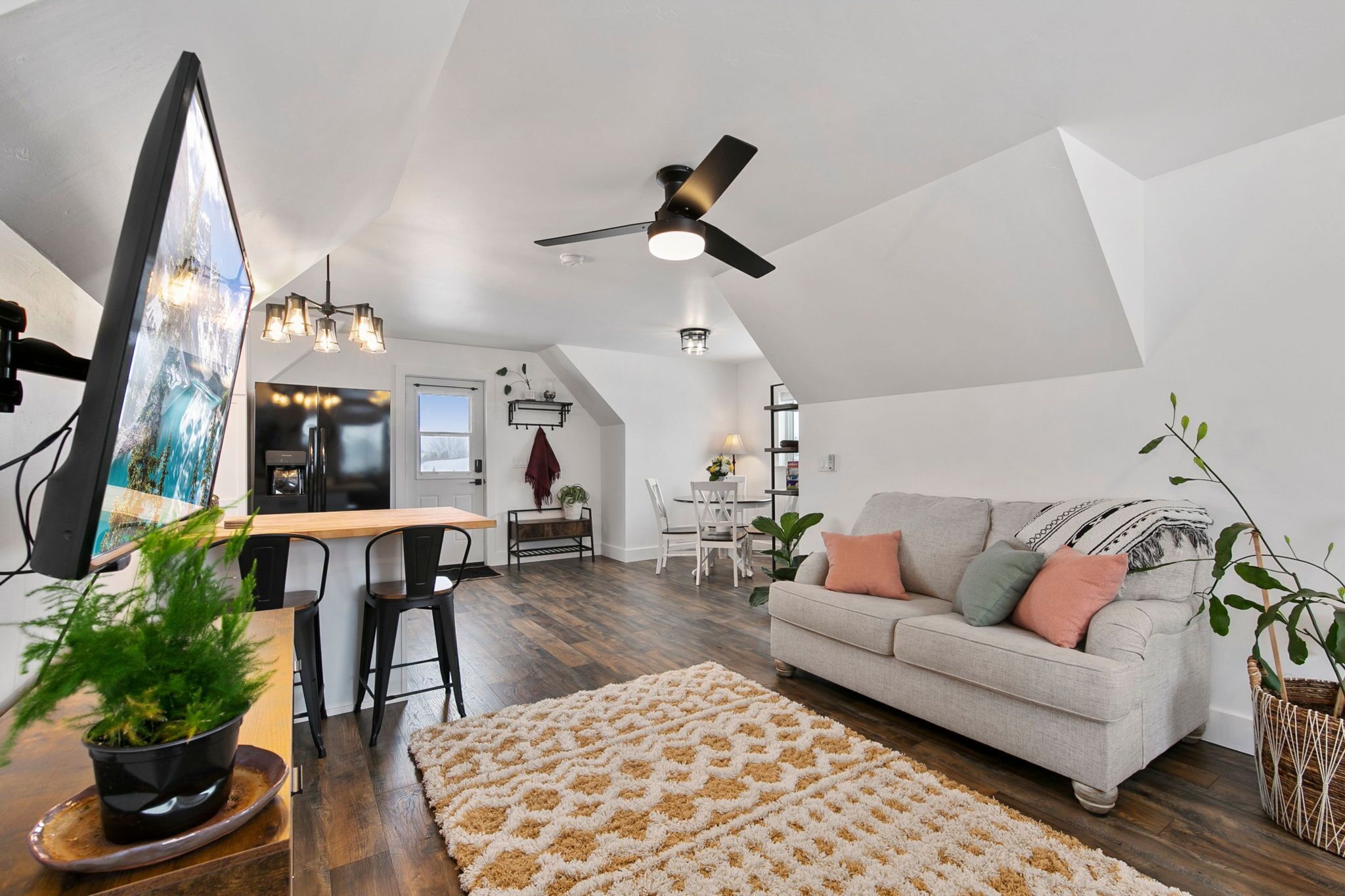 Televisor intel·ligent, taula de tennis de taula, llibres i estèreo 