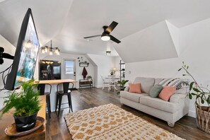 Smart-tv, een tafeltennistafel, boeken en een stereo