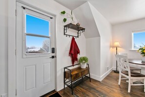 Interior - Bright, colorful & cozy studio in oldtown Timnath. Walking distance to a brewery (Timnath)