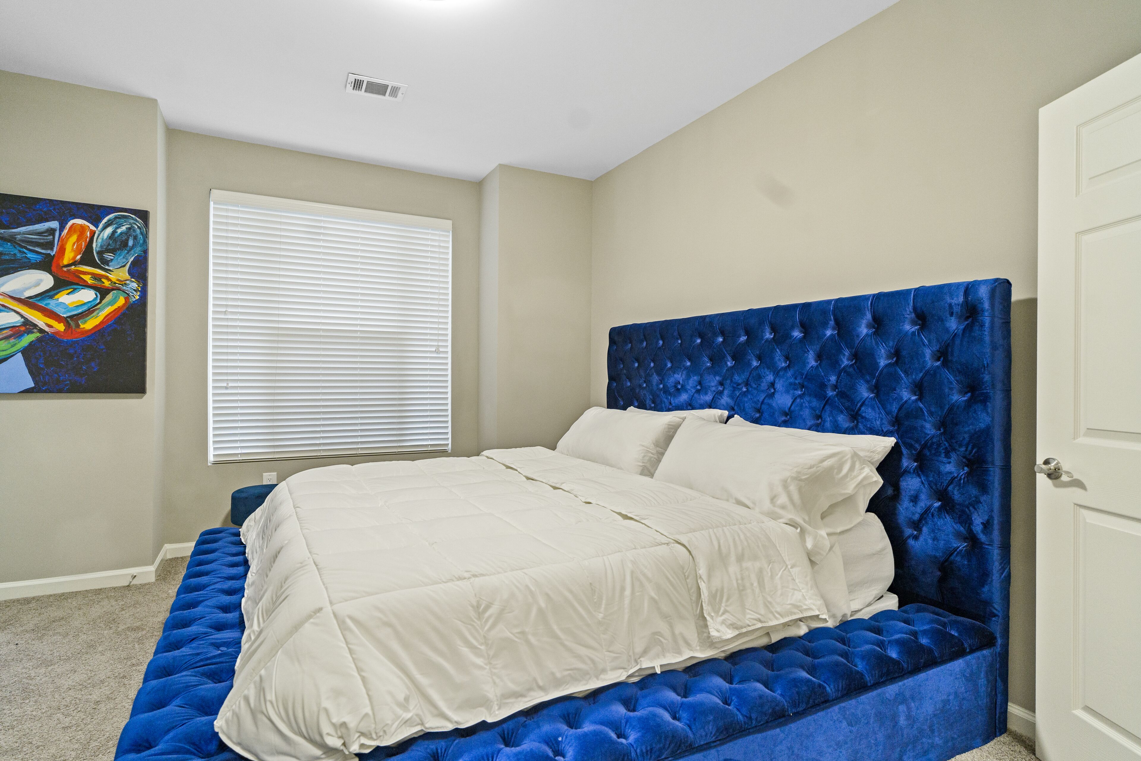 Cozy 1BR Suite in Great location !!!