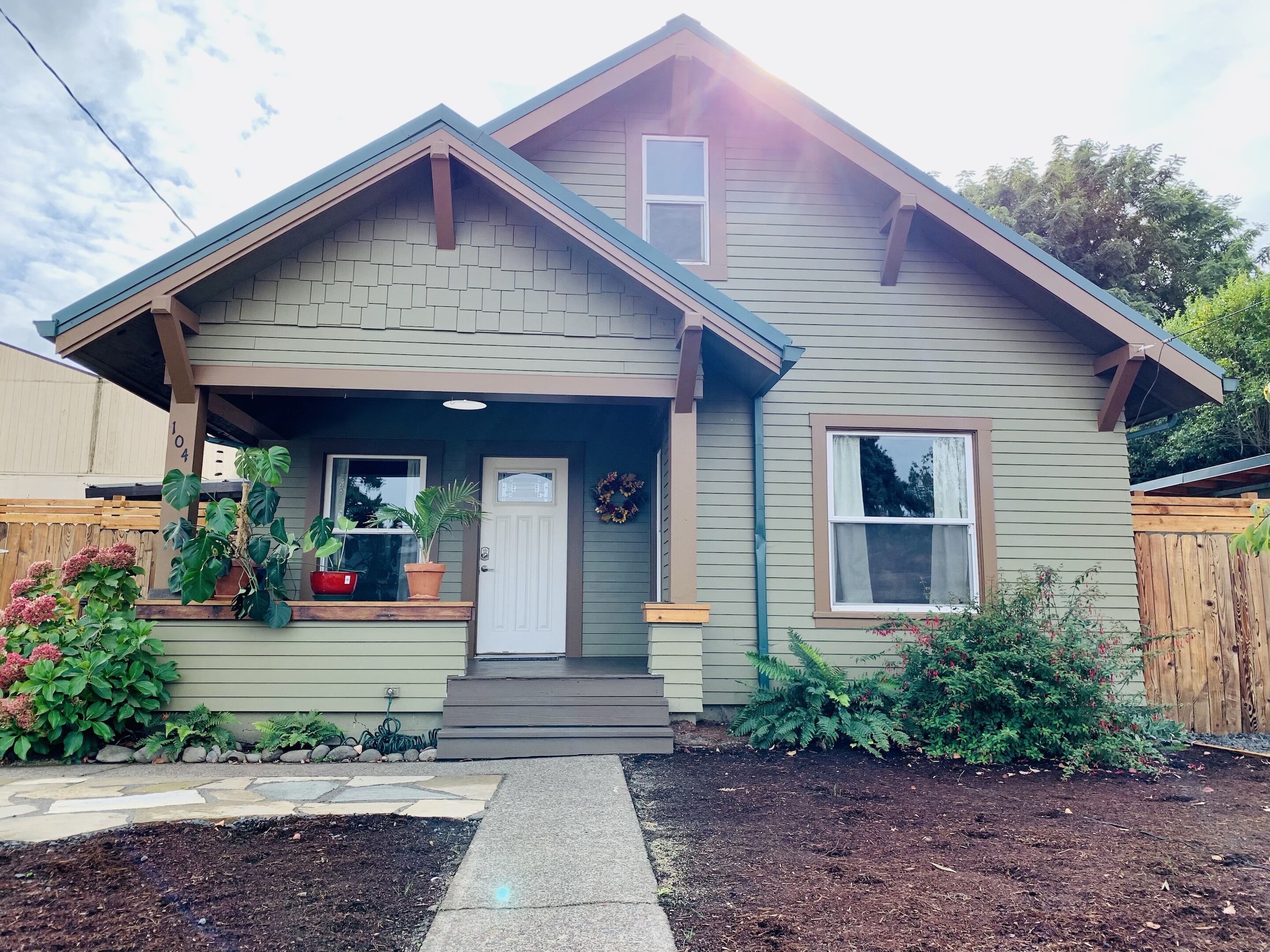 Craftsman Oasis- Cozy Cottage w/ Fire Pit
