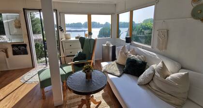 Bungalow with direct lake access