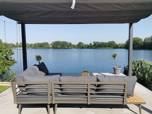 Bungalow with direct lake access