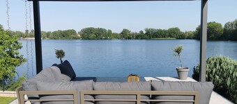 Bungalow with direct lake access