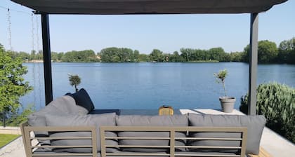 Bungalow with direct lake access