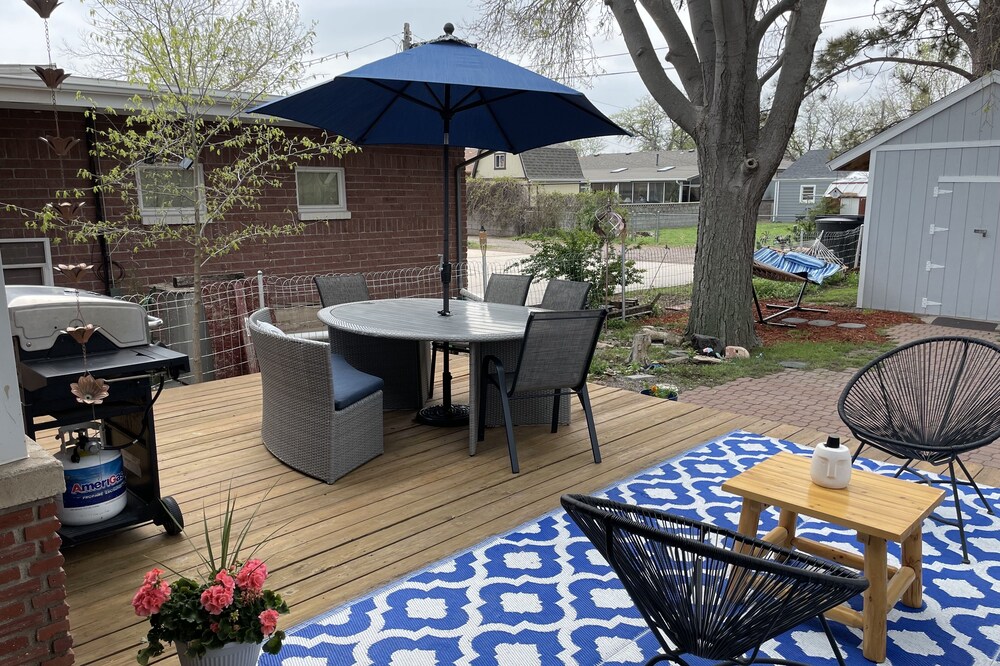 RARE FIND! 4BR, 2BA Home W/Deck/Grill/Fireplaces. Pet Friendly w/ fenced in BY