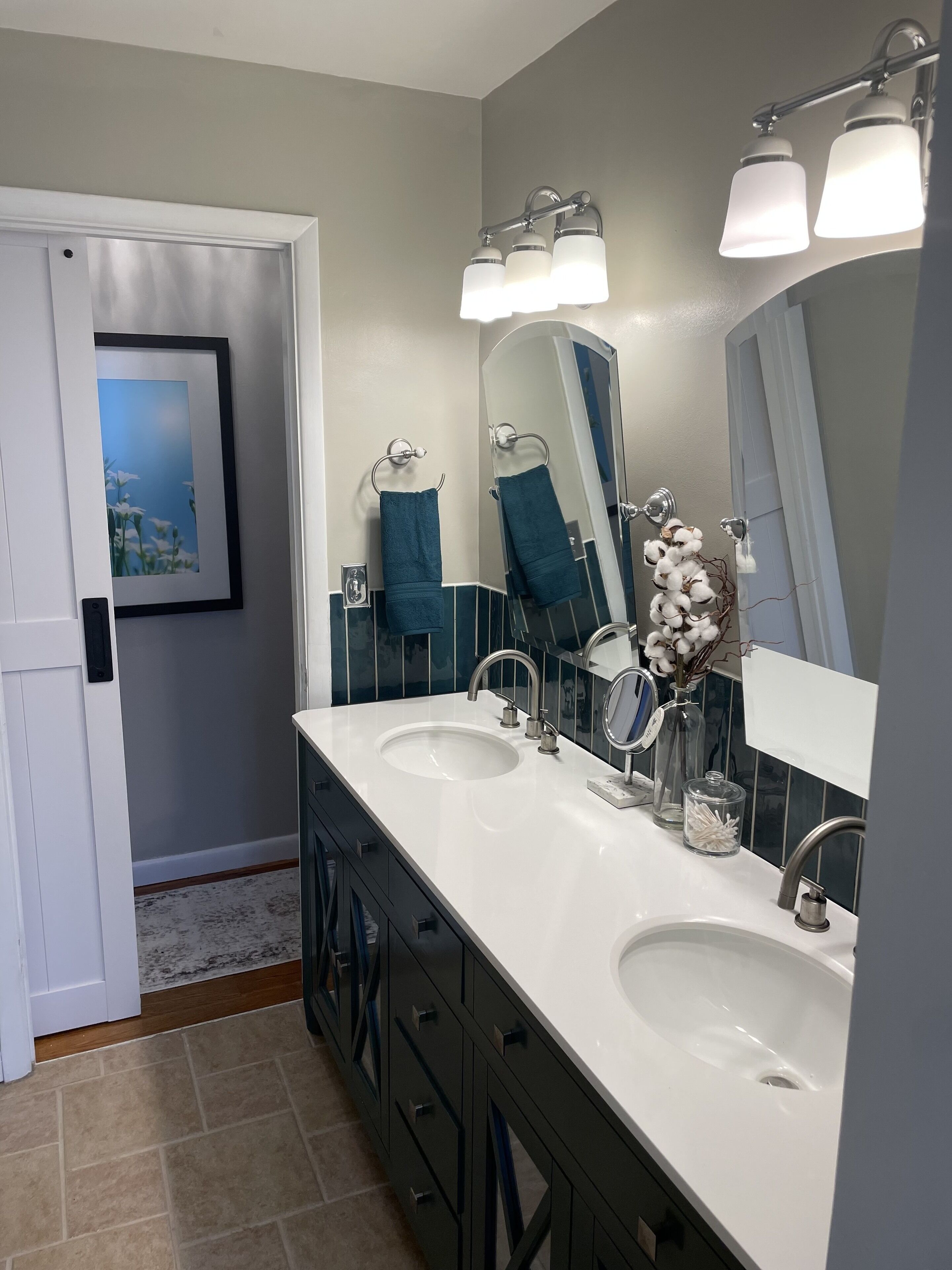 RARE FIND! 4BR, 2BA Home W/Deck/Grill/Fireplaces. Pet Friendly w/ fenced in BY