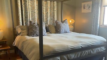 4 slaapkamers, een bureau, een strijkplank/strijkijzer, reisbedje