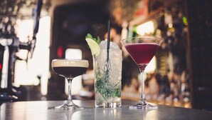 Trois verres posés sur le comptoir d’un bar.