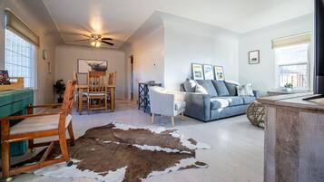 Een smart-tv, een dvd-speler en boeken