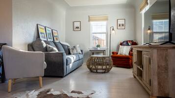 Een smart-tv, een dvd-speler en boeken