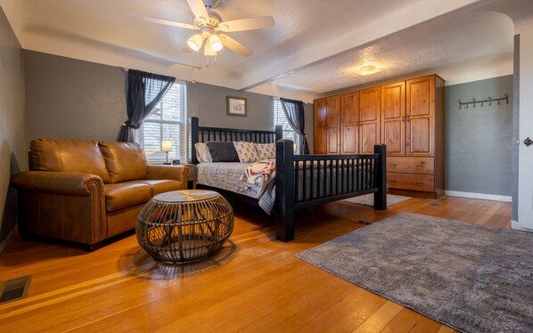 2 室のベッドルーム、デスク、WiFi (無料)、ベッドシーツ