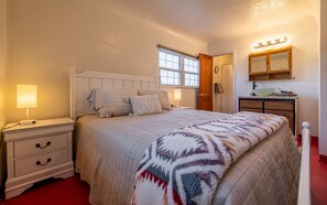 2 bedrooms, desk, free WiFi, bed sheets - Charming Cody Home - sleeps 5, walking distance to downtown! (Cody)