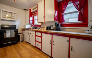 Fridge, microwave, oven, stovetop - Charming Cody Home - sleeps 5, walking distance to downtown! (Cody)