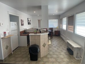 Kjøleskap, mikrobølgeovn, kaffetrakter/tekoker og vannkoker