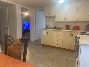 Réfrigérateur, micro-ondes, cafetière/bouilloire, bouilloire électrique