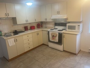 Réfrigérateur, micro-ondes, cafetière/bouilloire, bouilloire électrique