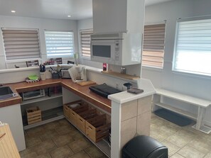 Kjøleskap, mikrobølgeovn, kaffetrakter/tekoker og vannkoker