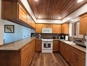 Kjøleskap, mikrobølgeovn, ovn og kaffetrakter/tekoker