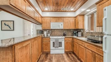 Køleskab, mikrobølgeovn, ovn, kaffe-/temaskine