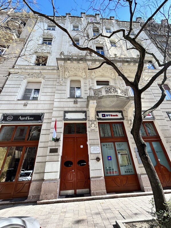 Exterior - Cozy apartment in the center of Budapest - Parking available on the street (Budapest)