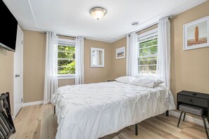 2 Schlafzimmer, Schreibtisch, Bügeleisen/Bügelbrett, Reisekinderbett