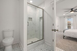 Combined shower/tub, hair dryer, towels - Modern Home Near Lake Michigan (Muskegon)