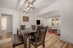 Dining - Modern Home Near Lake Michigan (Muskegon)