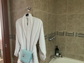 Dutxa, banyera d'hidromassatge, assecador de cabells i bidet 