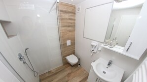 Deluxe Apartment | Bathroom | Shower, hair dryer, towels - Apartman Like Sarajevo (Sarajevo)