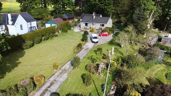 Property grounds - Beautiful cottage in peaceful location w/hot tub. 10mins from centre of Dundee. (Dundee)