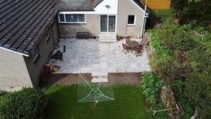 Exterior - Beautiful cottage in peaceful location w/hot tub. 10mins from centre of Dundee. (Dundee)