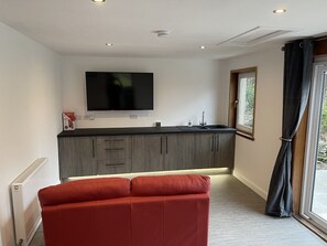 Living area - Beautiful cottage in peaceful location w/hot tub. 10mins from centre of Dundee. (Dundee)