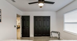 3 habitaciones, tabla de planchar con plancha y ropa de cama 