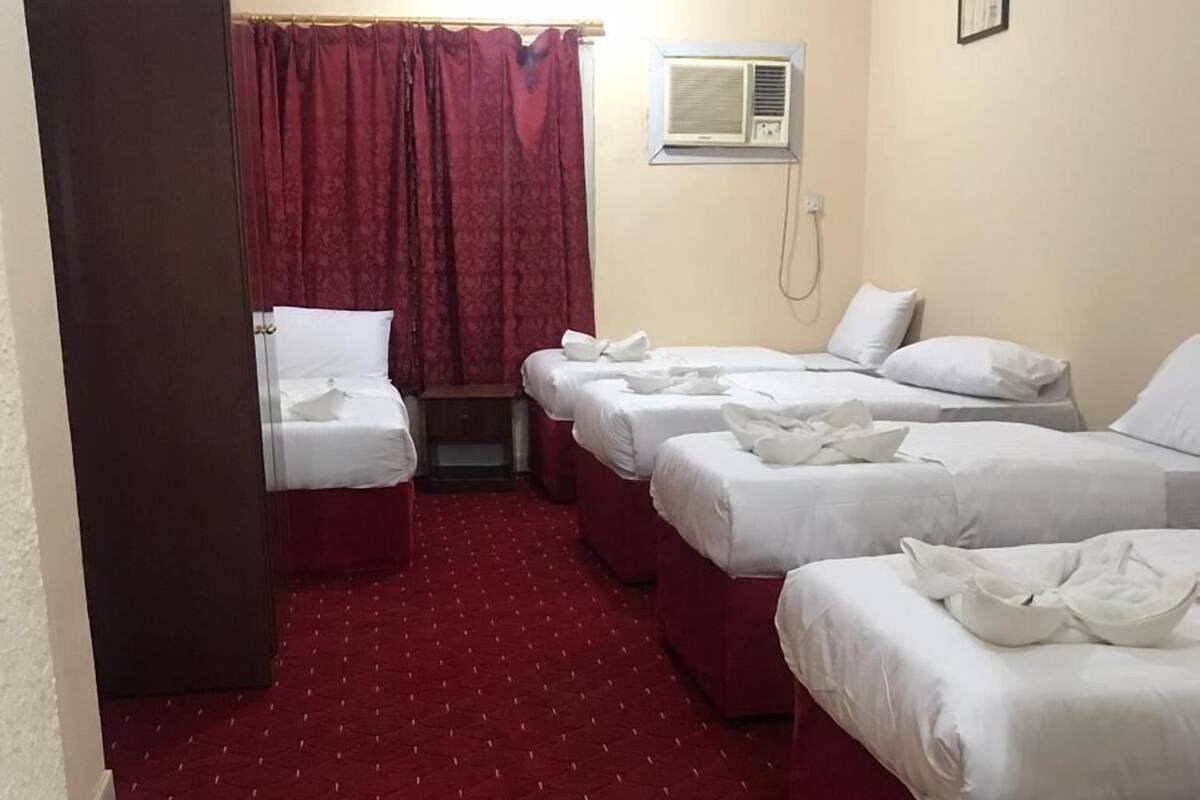 Economy-Vierbettzimmer, barrierefrei, Raucher | Minibar, kostenloses WLAN, Bettwäsche