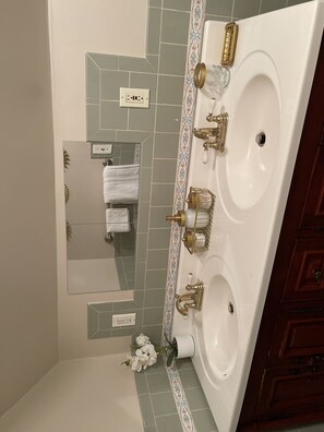 Baignoire à jets, sèche-cheveux, serviettes fournies, savon