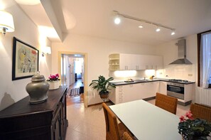 Réfrigérateur, micro-ondes, four, lave-vaisselle