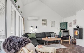 TV, fireplace - Beautiful home in Pandrup with WiFi (Pandrup)