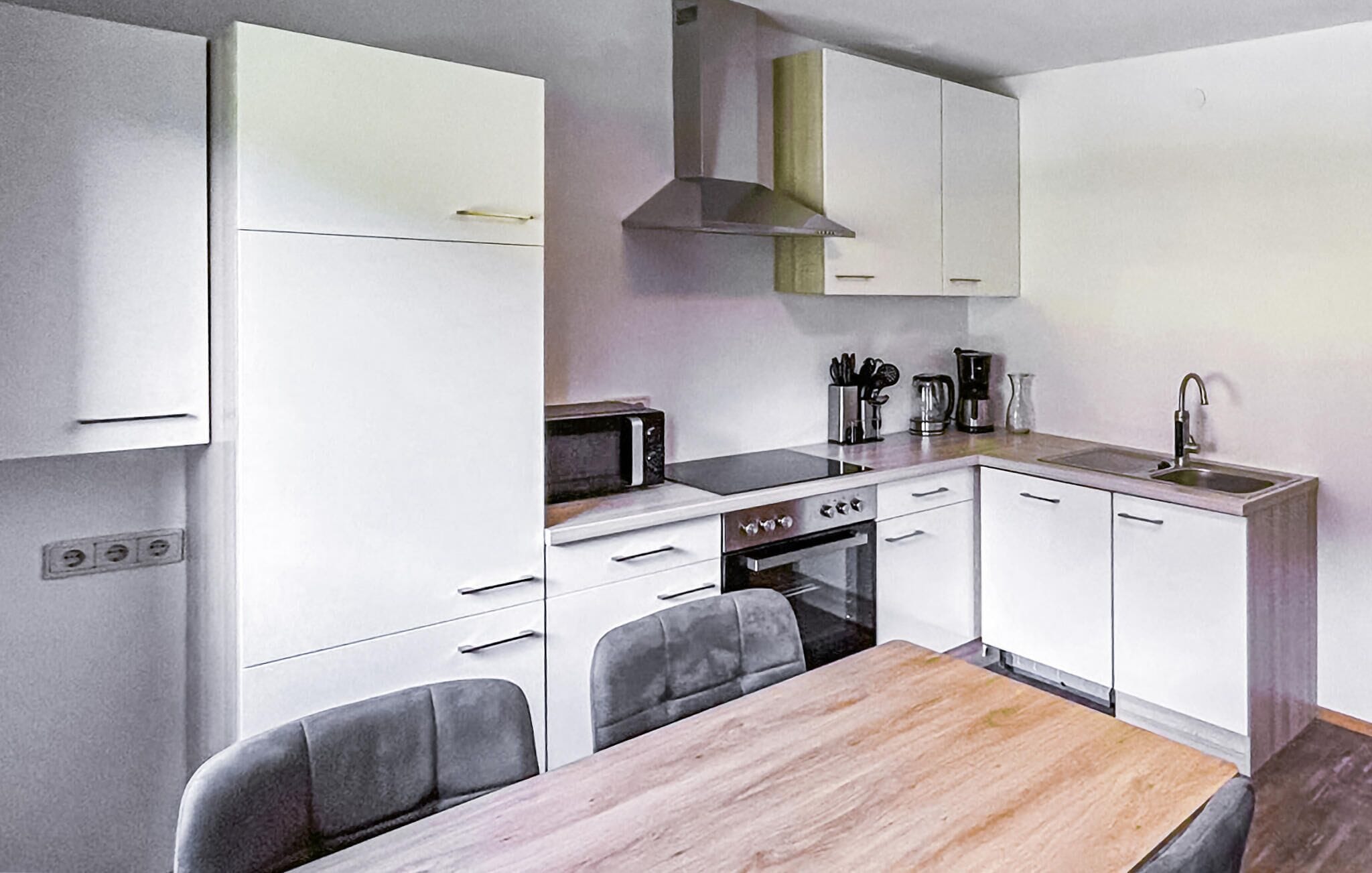 Kühlschrank, Geschirrspüler, Wasserkocher mit Kaffee-/Teezubehör