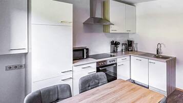 Kühlschrank, Geschirrspüler, Wasserkocher mit Kaffee-/Teezubehör