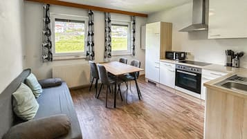 Kühlschrank, Geschirrspüler, Wasserkocher mit Kaffee-/Teezubehör