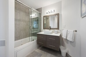 Shower, jetted bath, hair dryer, towels - Location, location, location in the heart of Old Town! (Key West)