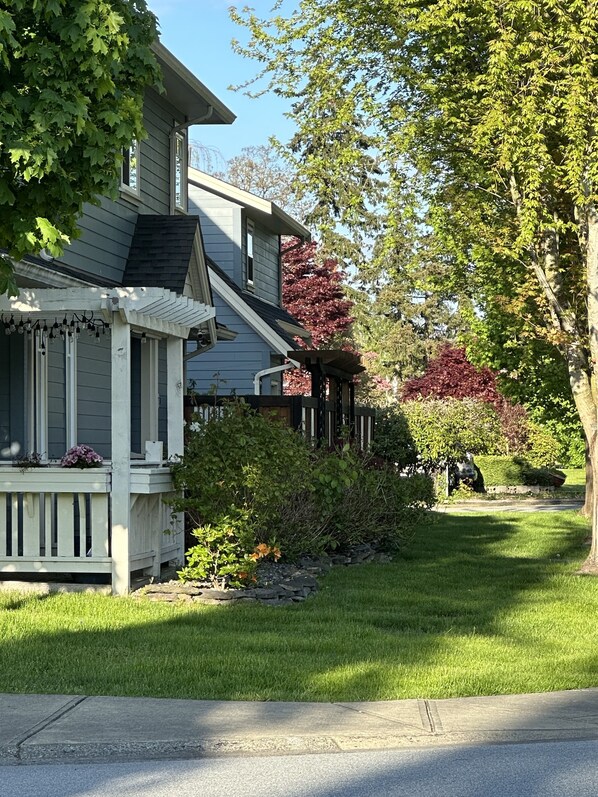 Property grounds - Super Cozy 5 Bedroom Entire House in Ladner (Delta)
