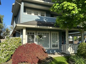 Exterior - Super Cozy 5 Bedroom Entire House in Ladner (Delta)