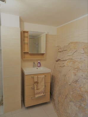 Een douche, handdoeken