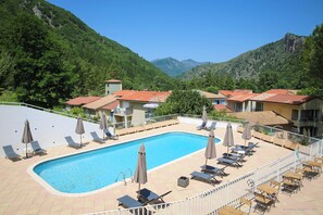 Una piscina al aire libre de temporada