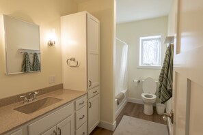 Secador de pelo, toallas, jabón, shampoo