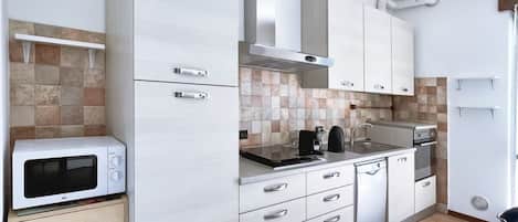 Réfrigérateur, four à micro-ondes, surface de cuisson, lave-vaisselle