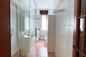 Doccia, asciugacapelli, bidet, asciugamani